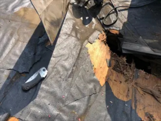 雨漏りで腐食した屋根